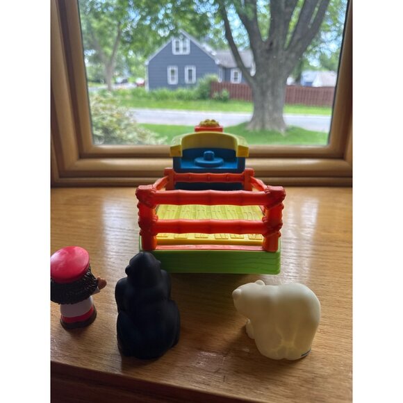 Fisher-Price Little People Choo-Choo Zoo Train With Conductor Gorilla & Polar Be - Picture 5 of 6